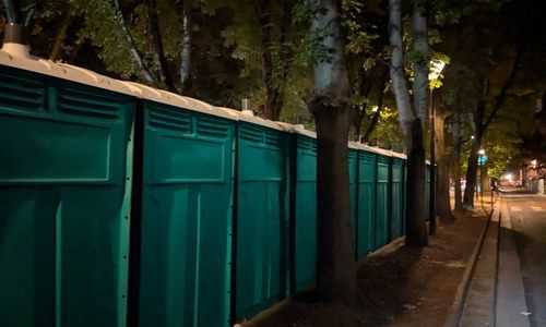 La ville de Paris et les organisateurs des Jeux olympiques de 2024 installent des centaines de toilettes publiques temporaires à l'approche de la cérémonie d'ouverture, qui doit avoir lieu le 26 juillet, sur la Seine. 