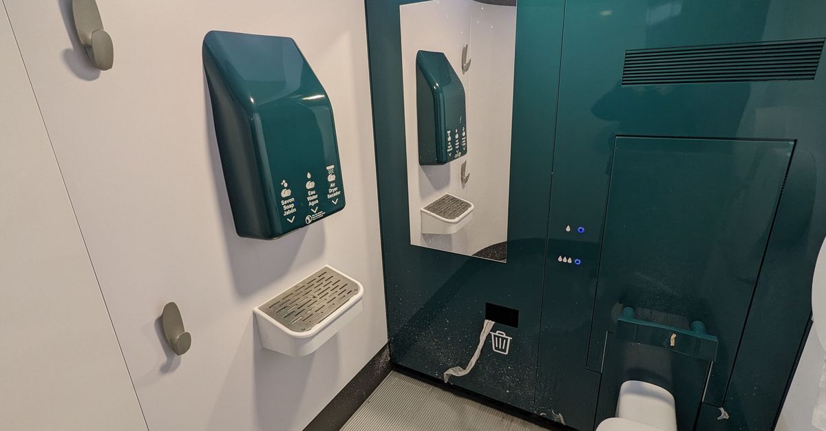Toilettes publiques à Paris : test des nouvelles sanisettes