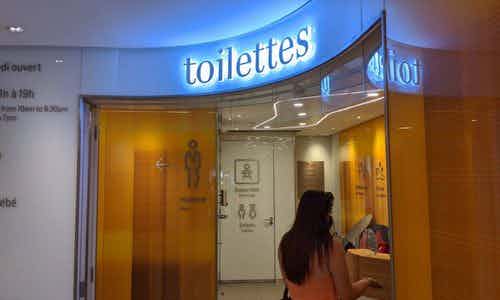 Une technique permet d’accéder gratuitement aux toilettes du centre commercial Westfield Forum des Halles à Paris. Explications.