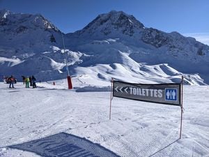 Où trouver des toilettes publiques dans les stations de ski