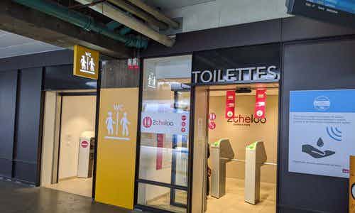 Depuis le 1er avril 2024, les toilettes de huit gares parisiennes et franciliennes sont désormais accessibles gratuitement sur présentation d'un passe Navigo. En voici la liste.