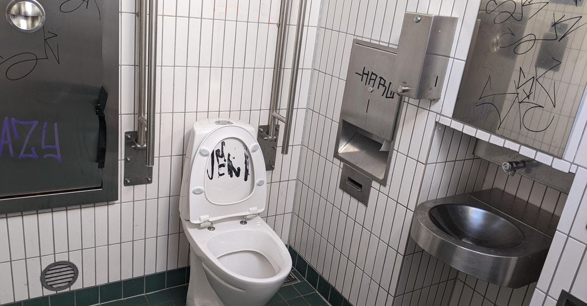 Morbihan : les toilettes publiques devant chez lui puent, il saisit le Conseil d'Etat
