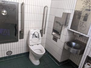 Morbihan : les toilettes publiques devant chez lui puent, il saisit le Conseil d'Etat