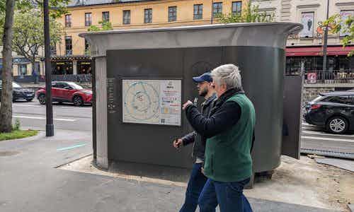 40 % des sanisettes, installées depuis 2009, doivent être remplacées d'ici le début des Jeux olympiques, selon l'objectif défini par la mairie de Paris. Ce qui explique la présence de plus en plus fréquentes de ces nouvelles toilettes publiques.