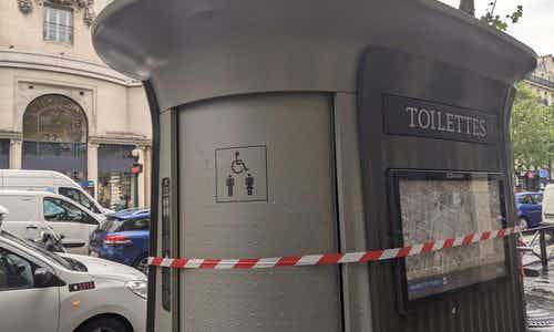 La ville de Paris va renouveler un peu plus de 40 % de ses sanisettes avant le début des JO. Les toilettes publiques restantes seront remplacées à partir de septembre 2024.